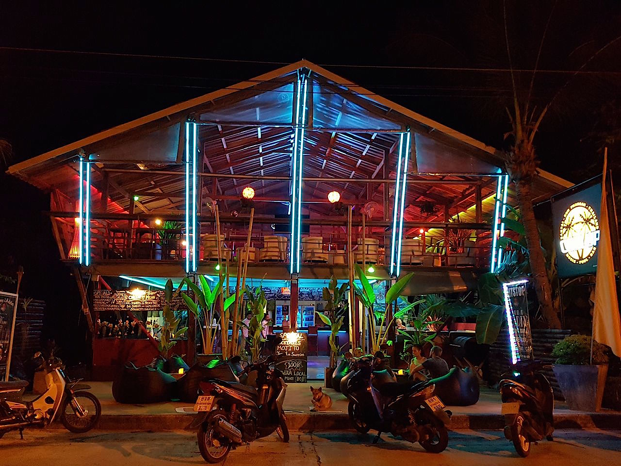Koh-phangan-ban-tai-chill-up-by-night
