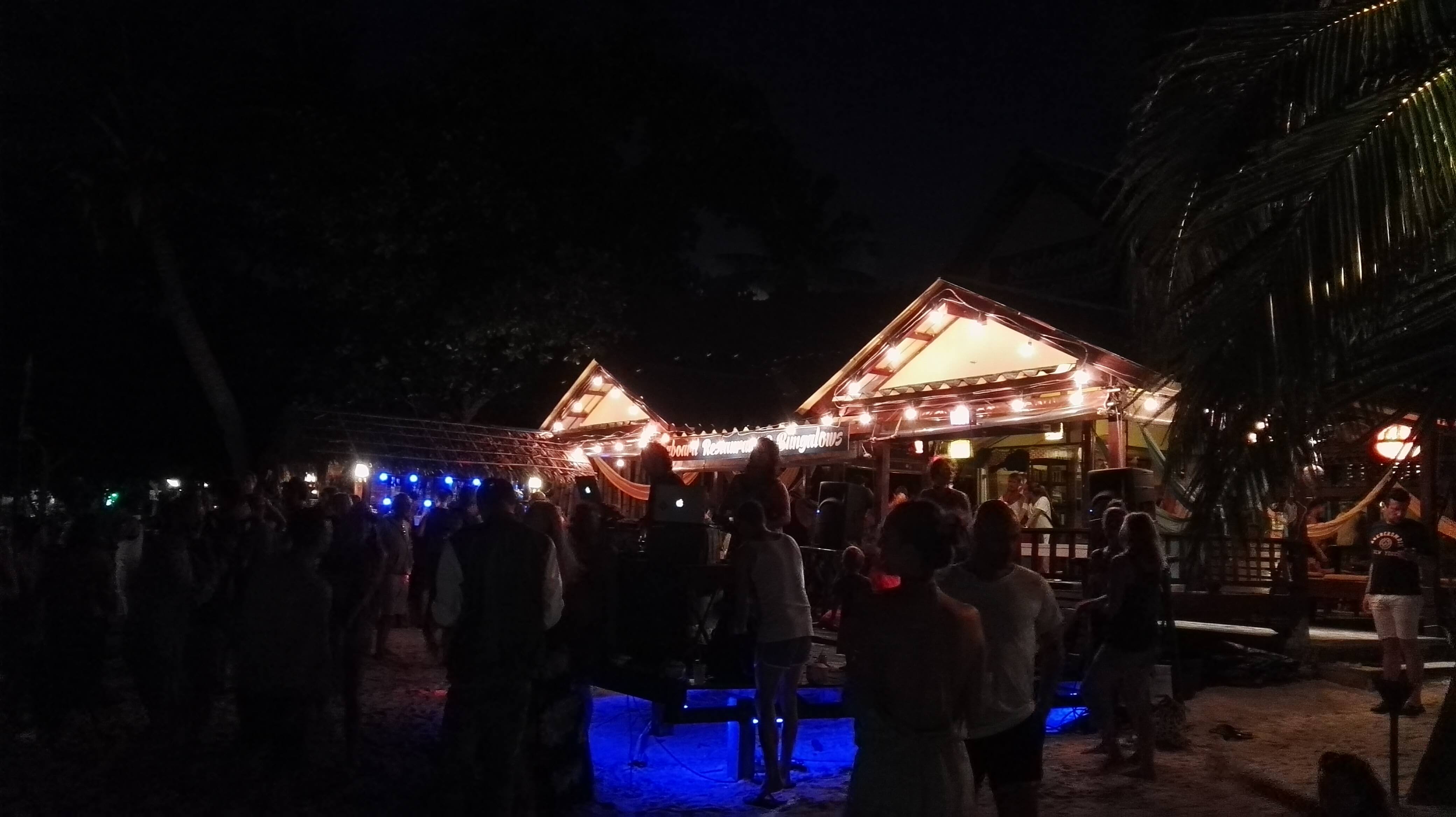Haad-yao-koh-phangan-bizarre-bazaar-nacht