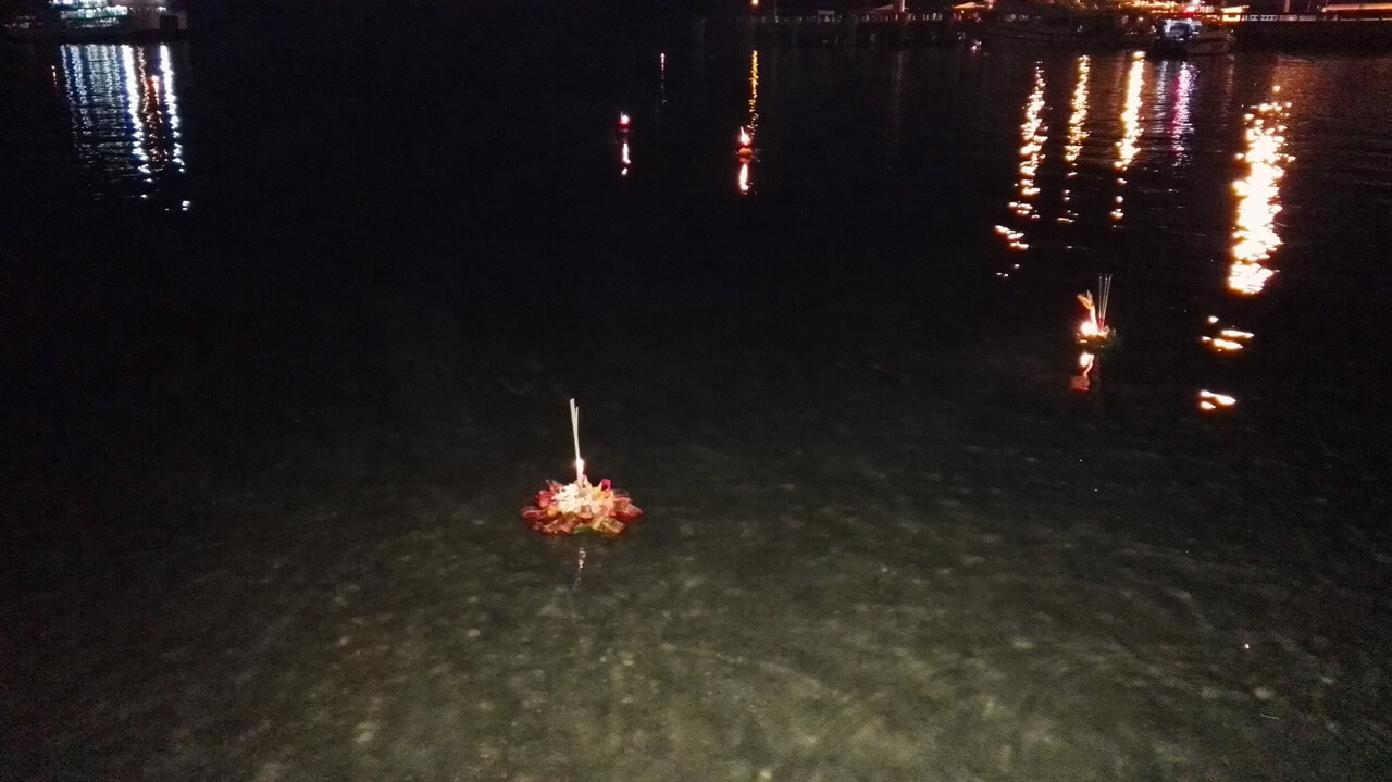 Loy-krathong-floating